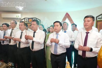Lãnh đạo tỉnh Khánh Hòa dâng hương viếng các anh hùng, liệt sĩ