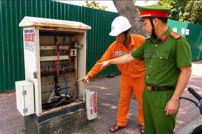 Công ty Cổ phần Điện lực Khánh Hòa phối hợp với Công an phường Nam Nha Trang bảo vệ an toàn công trình điện