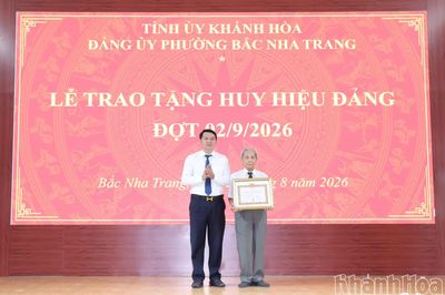 Đảng ủy phường Bắc Nha Trang trao Huy hiệu Đảng cho 355 đảng viên