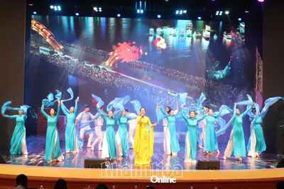 Biểu diễn báo cáo chương trình nghệ thuật chào mừng Quốc khánh 2-9