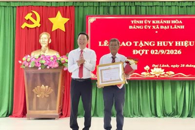 Đảng ủy xã Đại Lãnh trao Huy hiệu Đảng cho 11 đảng viên