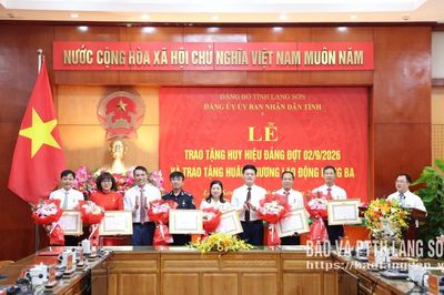 Trao tặng Huy hiệu Đảng đợt 2/9 và Huân chương Lao động hạng Ba cho cá nhân có thành tích xuất sắc