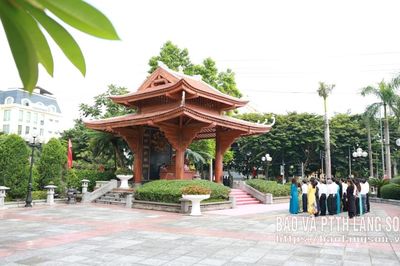 Đoàn đại biểu dự Đại hội Hội Nhà báo tỉnh dâng hương báo công tại Khuôn viên lưu niệm Chủ tịch Hồ Chí Minh
