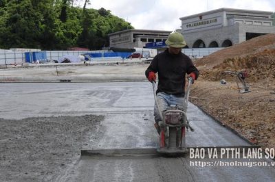 Hoàn thành đổ bê tông hạng mục khớp nối hạ tầng giao thông đường chuyên dụng xuất nhập khẩu hàng hóa mốc 1119 - 1120