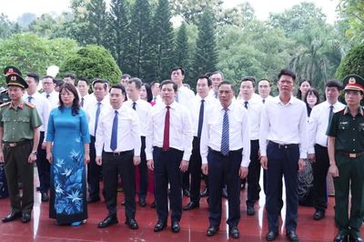 Đoàn đại biểu tỉnh Lào Cai dâng hương tưởng niệm Chủ tịch Hồ Chí Minh, viếng các Anh hùng liệt sĩ