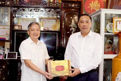Phó Bí thư Thường trực Tỉnh ủy Hoàng Giang thăm, tặng quà các đồng chí nguyên lãnh đạo tỉnh nhân dịp Quốc khánh 2/9