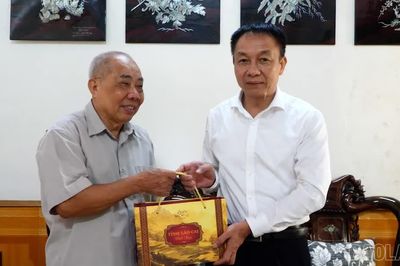 Đồng chí Vũ Quỳnh Khánh thăm, tặng quà nguyên lãnh đạo tỉnh nhân dịp Quốc khánh 2/9