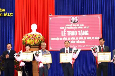 Trưởng Ban Tổ chức Tỉnh ủy Lâm Đồng Tôn Thiện Đồng trao Huy hiệu Đảng tại phường Xuân Hương - Đà Lạt