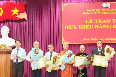197 đảng viên phường Phan Thiết vinh dự nhận Huy hiệu Đảng dịp Quốc khánh