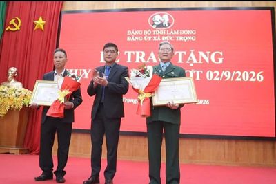 Chánh Văn phòng Tỉnh ủy Nguyễn Khắc Bình trao Huy hiệu Đảng tại xã Đức Trọng