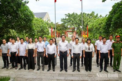 Xã Nho Quan dâng hương tưởng niệm Chủ tịch Hồ Chí Minh, các Anh hùng liệt sĩ nhân dịp Quốc khánh 2/9