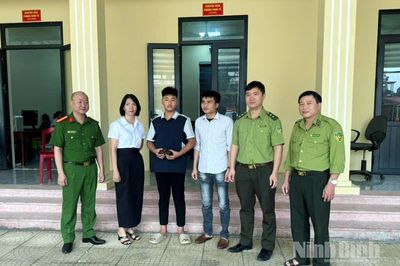 Người dân tự nguyện giao nộp cá thể rùa Sa Nhân quý hiếm