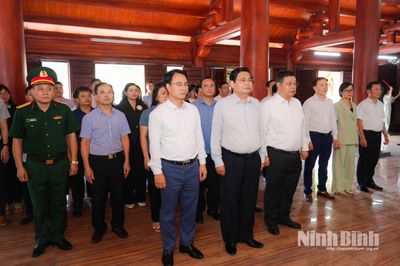 Phường Hoa Lư dâng hương tưởng niệm các Anh hùng liệt sĩ nhân kỷ niệm 81 năm Quốc khánh 2/9