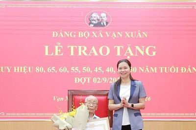 Phó Bí thư Tỉnh ủy, Chủ tịch Ủy ban MTTQ tỉnh Bùi Thị Minh trao Huy hiệu Đảng tại xã Vạn Xuân