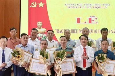 Xã Hợp Lý: 68 đảng viên được trao tặng Huy hiệu Đảng đợt 2/9