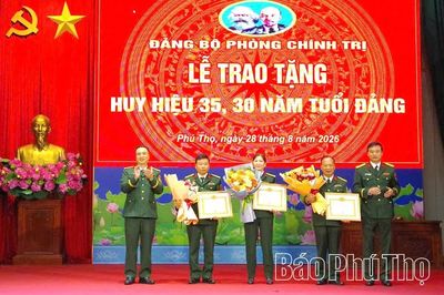 Trao Huy hiệu Đảng tặng các đảng viên Đảng bộ Phòng Chính trị - Đảng bộ Quân sự tỉnh