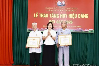Trao Huy hiệu Đảng tặng 89 đảng viên Đảng bộ xã Tam Sơn