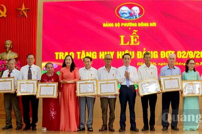 Phường Đồng Hới: Trao tặng Huy hiệu Đảng đợt 2/9 cho 666 đảng viên