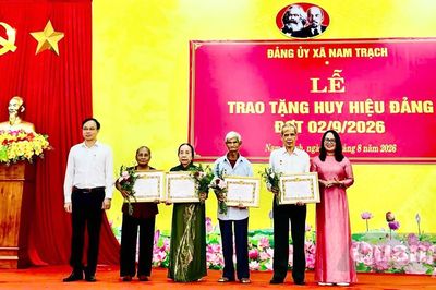 Toàn tỉnh có 6.525 đảng viên được tặng và truy tặng Huy hiệu Đảng