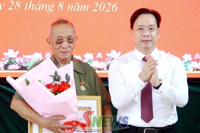Đồng chí Bí thư Tỉnh ủy trao Huy hiệu Đảng cho các đảng viên Đảng bộ phường Chiềng Sinh