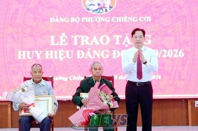 Đồng chí Bí thư Tỉnh ủy trao Huy hiệu Đảng cho các đảng viên Đảng bộ phường Chiềng Cơi