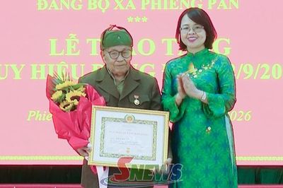 Đồng chí Trưởng ban Tuyên giáo Tỉnh ủy trao tặng Huy hiệu Đảng tại xã Phiêng Pằn, xã Chiềng Sung