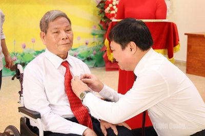 Các đồng chí lãnh đạo tỉnh trao Huy hiệu Đảng đợt 2-9 tại các địa phương