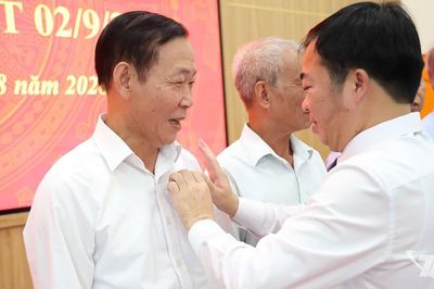 Đồng chí Bùi Văn Lương trao Huy hiệu Đảng tại phường Trung Thành
