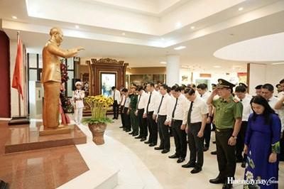 Lãnh đạo thành phố dâng hoa lên Chủ tịch Hồ Chí Minh và dự khai mạc triển lãm chuyên đề