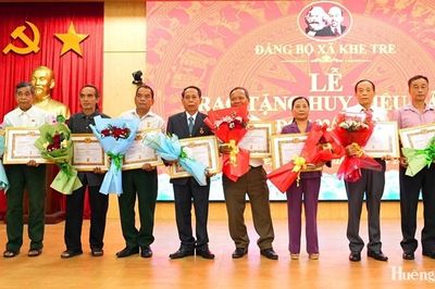 Trao Huy hiệu Đảng cho 490 đảng viên