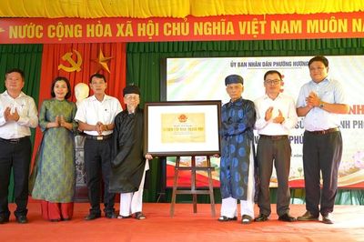 Công bố Quyết định và đón nhận Bằng xếp hạng Di tích lịch sử cấp thành phố đình và chùa Phú Ốc