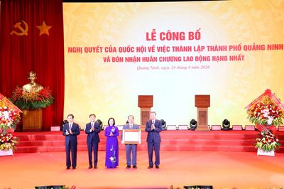 Tổng Bí thư, Chủ tịch nước trao Nghị quyết của Quốc hội về thành lập thành phố Quảng Ninh