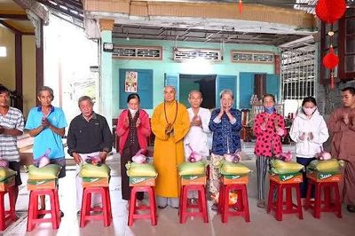 Đồng Tháp: Các chùa Phước Đức, Bửu Nghiêm, Thiên Nguyên trao quà người khó khăn nhân mùa Vu lan - Báo hiếu