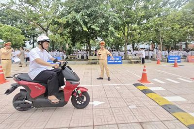 CSGT Thái Nguyên mang 'tiết học đặc biệt' đến sân trường trước năm học mới