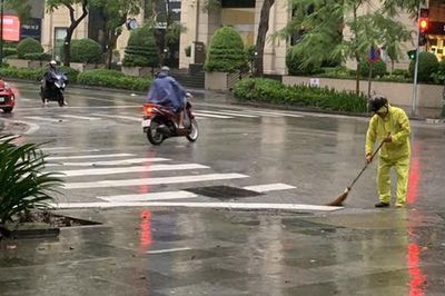 Hà Nội: Mưa lớn bất thường, nhiều tuyến phố ngập cục bộ, công nhân căng mình ứng trực