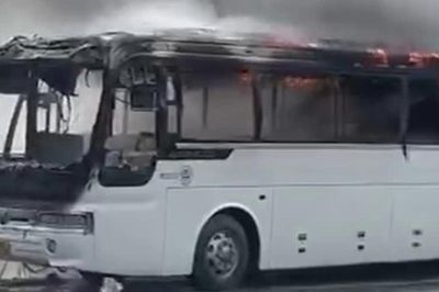 Xe khách đậu trong khuôn viên cây xăng ở TP.HCM bất ngờ bốc cháy