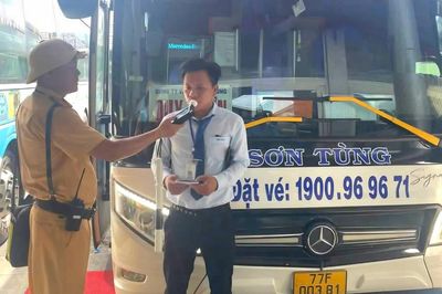 CSGT Đà Nẵng test ma túy, nồng độ cồn lái xe khách trước giờ xuất bến