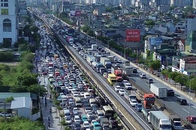 Dòng người ùn ùn rời Thủ đô trước kỳ nghỉ Quốc khánh
