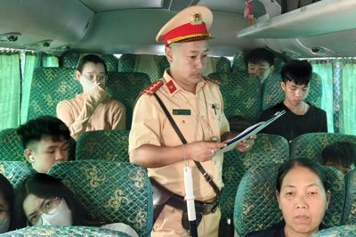 Hà Nội: CSGT kiểm soát từng xe khách rời bến, kiểm tra thiết bị an toàn trước nghỉ lễ 2/9