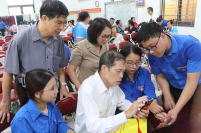 Hà Nội đưa 'Bình dân học vụ số' đến từng ngõ, từng nhà