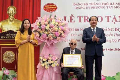 Trao Huy hiệu 80 năm tuổi Đảng cho đảng viên lão thành Nguyễn Huynh