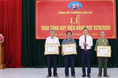 Bắc Ninh: Phường Vân Hà trao Huy hiệu Đảng đợt 2/9 cho 107 đảng viên