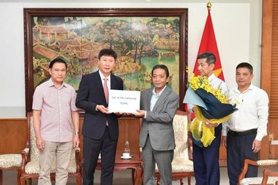 Thủ tướng Lê Minh Hưng tặng quà, đặt kỳ vọng tới tuyển Việt Nam