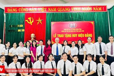 Trao Huy hiệu 30 năm tuổi Đảng tại TAND khu vực 3 - Lạng Sơn
