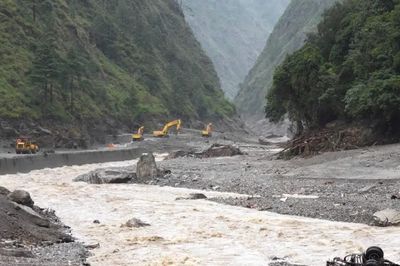 Tràn hồ chắn dòng ở biên giới Nepal và Trung Quốc