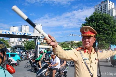 Người xe tấp nập nghỉ lễ, Cảnh sát toát mồ hôi điều tiết giao thông