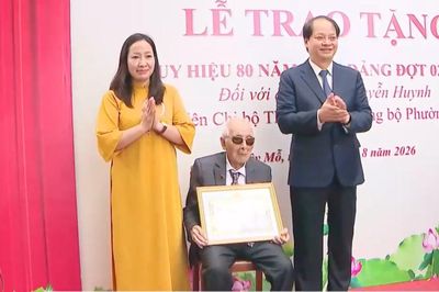 Trao huy hiệu 80 năm cho Đảng viên lão thành