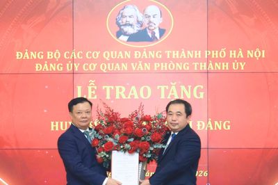 Bí thư Thành ủy trao Huy hiệu Đảng đợt 2/9