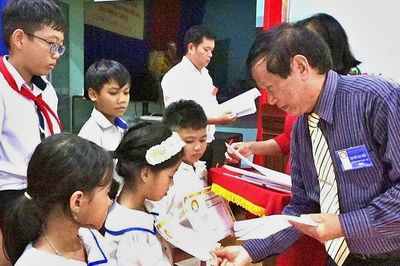 Hội Khuyến học Gia Lai trao 140 suất học bổng cho học sinh vượt khó tại các xã biên giới