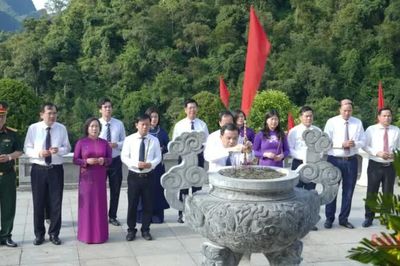 Đoàn đại biểu tỉnh dâng hương tưởng niệm Chủ tịch Hồ Chí Minh và các anh hùng liệt sĩ